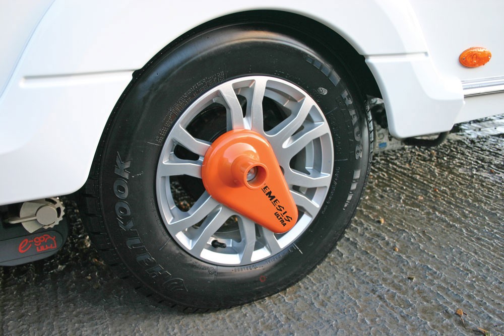 Radkralle NEMESIS ULTRA von 13"- 16" Reifen Diebstahlschutz Wohnwagen