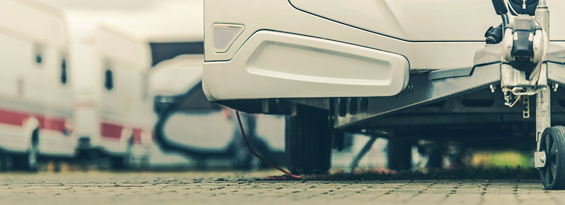Die Ansicht eines Wohnwagen von unten