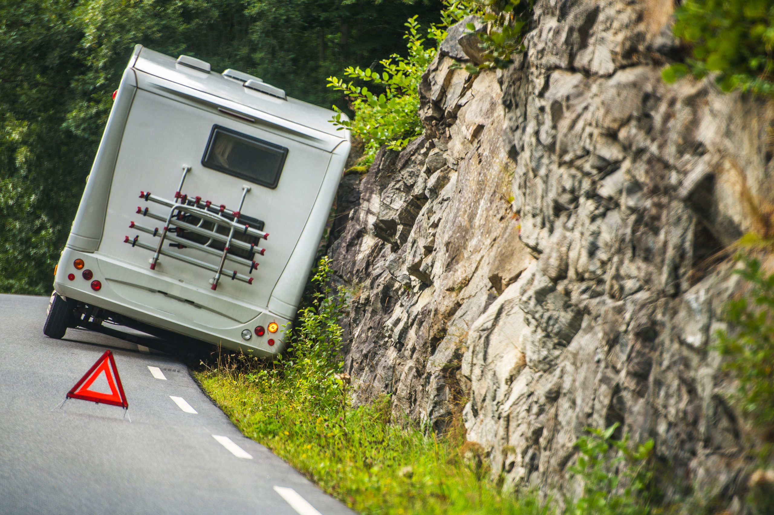 Ein Wohnwagen ist von der Spur abgekommen und hängt fest