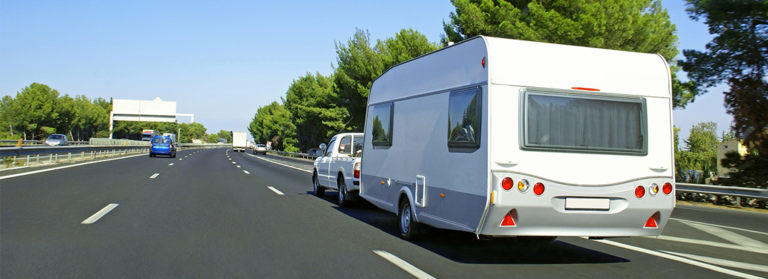 Pkw und Caravan auf der Autobahn