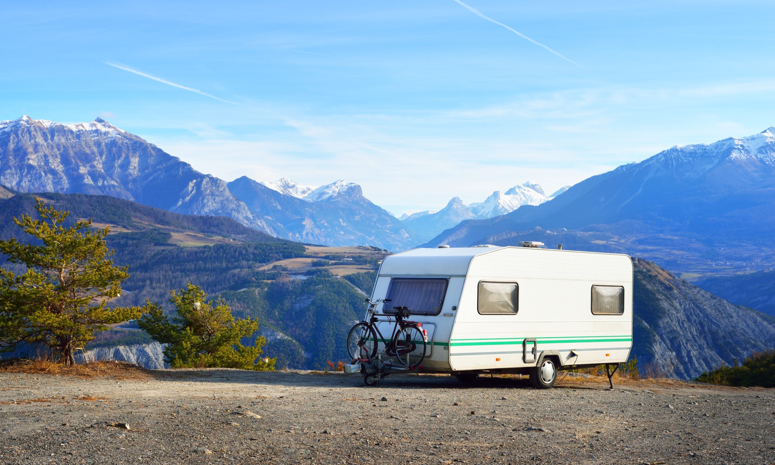 Caravan steht an einem Hang in den Bergen