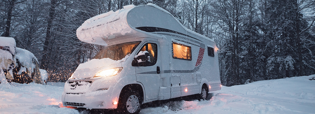 Wohnmobil steht im Schnee