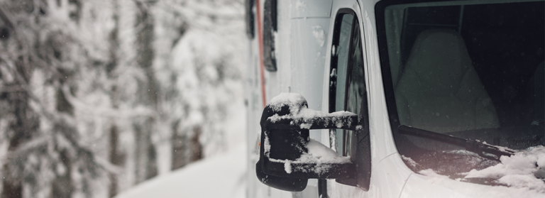 Seitenausschnitt von Wohnmobil im Schnee