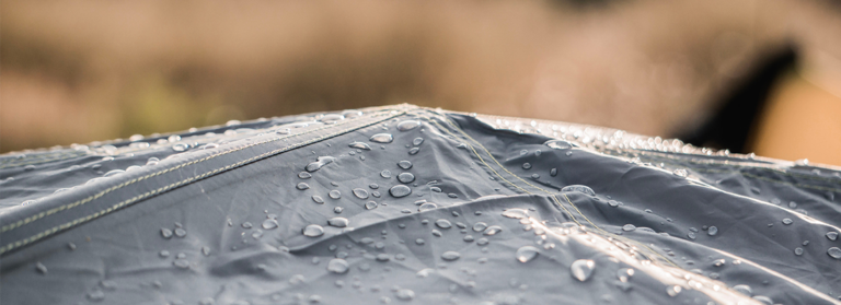 Zeltplane mit Wasser abgeperlt