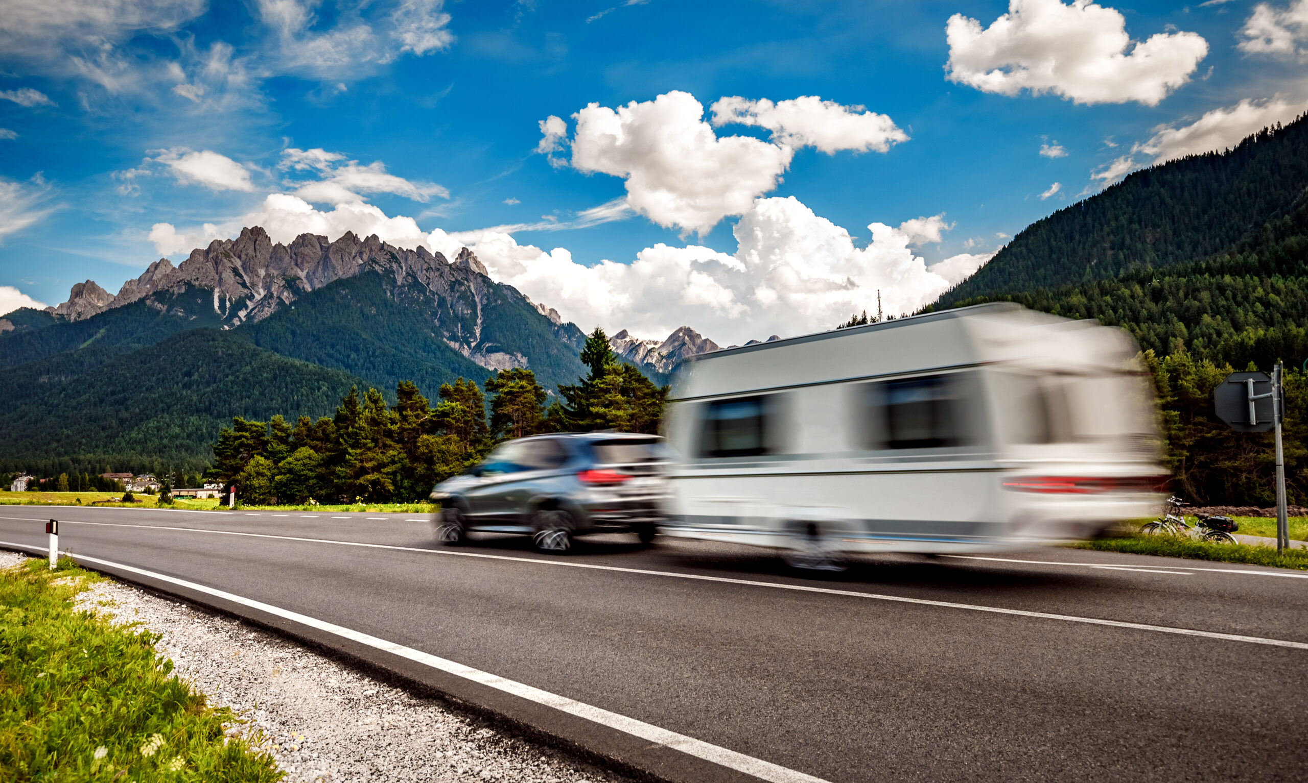 Familienurlaub, Ferien auf dem Wohnmobil, Caravan Auto Urlaub. Schöne Natur Italien Naturlandschaft Alpen.
