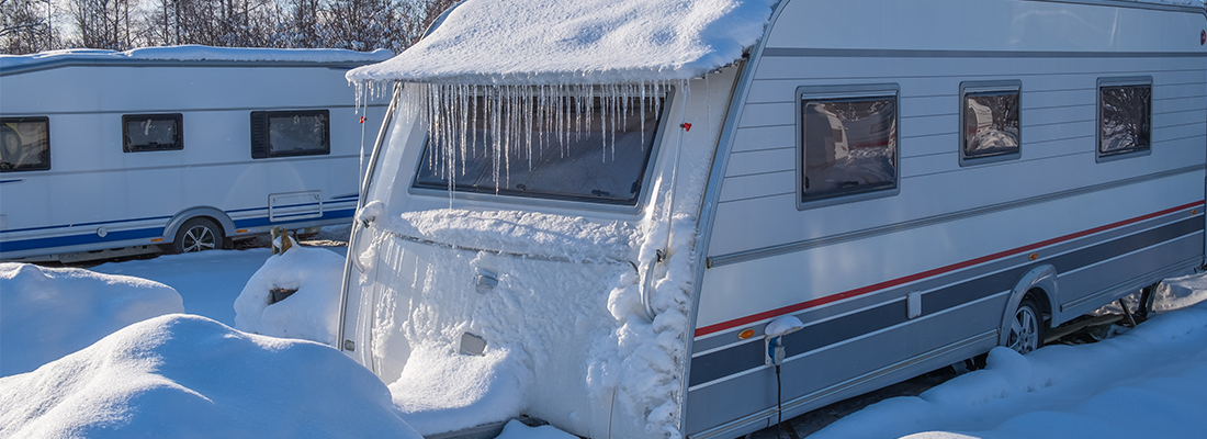 Wintercampingplatz mit Wohnwagen