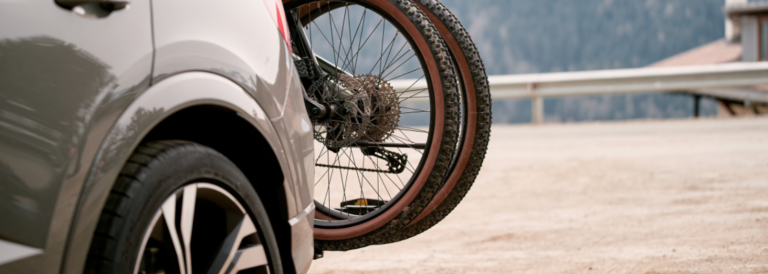 Das Auto trägt Fahrräder. Ein Fahrzeug, das über eine Autobahn fährt und auf der Rückseite mehrere Fahrräder mit einem Fahrradträger montiert hat. Ein Fahrzeug mit Fahrrädern.