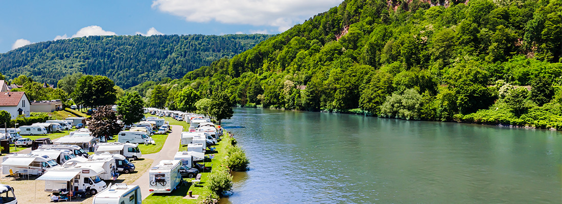 Moderner Campingplatz am Fluss Neckar, Deutschland. Reisen in Europa in einem Wohnmobil